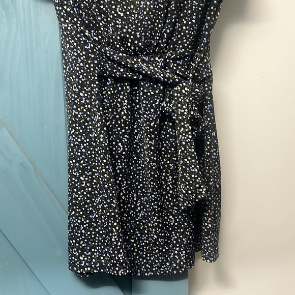 Women’s Sm wrap style top. V-neck. Short sleeve blouse. Floral - Picture 3 of 9